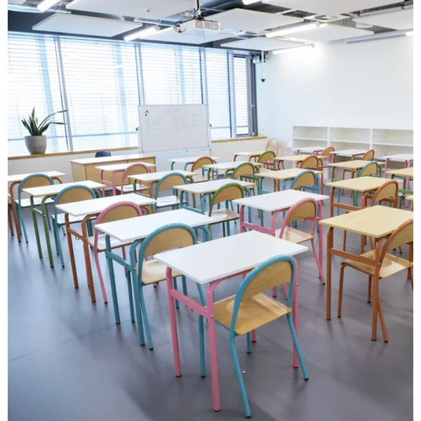 Mobilier scolaire avec chaises dans une classe élémentaire